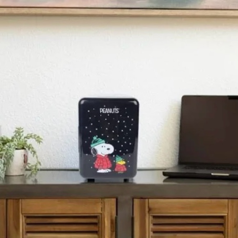 SNOOPY,PEANUTS PORTABLE MINI FRIDGE